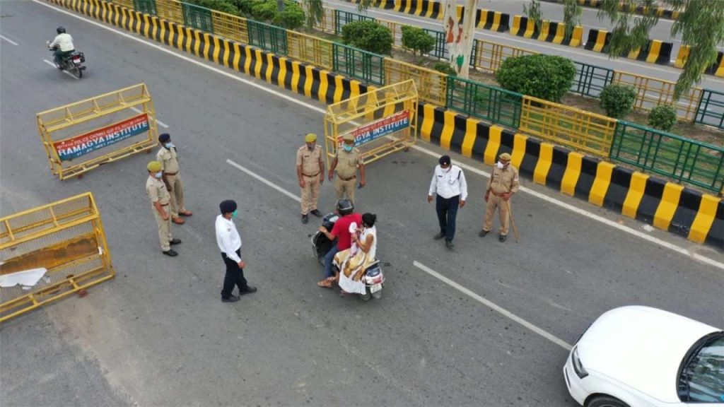 ఏపీలో కర్ఫ్యూ అమల్లోకి!.. 968339 delhi noida border