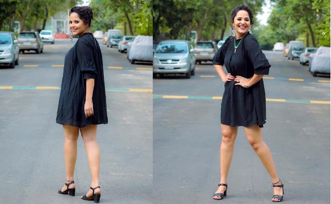 హైదరాబాద్ వీధుల్లో అనసూయ హాట్ ఫోటో షూట్ Anasuya