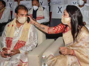 సీఎం అవుతానని అమ్మాయికి మాటిచ్చాడు.. 30 ఏళ్ల తరువాత మాట నిలబెట్టుకున్నాడు himanta wife